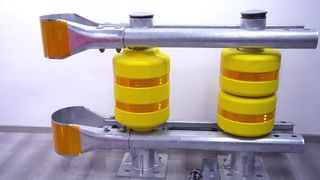 Защитный барьер для ограждения шоссе с W-образной балкой